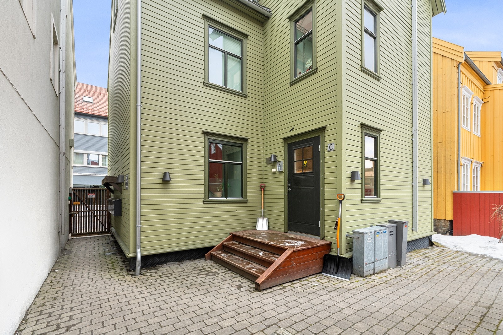 Fra leiligheten har du umiddelbar nærhet til dagligvare, treningssenter (Evo åpnet 2025 like over gaten), restauranter og cafeer samt kjøpesenter. Galleribilde