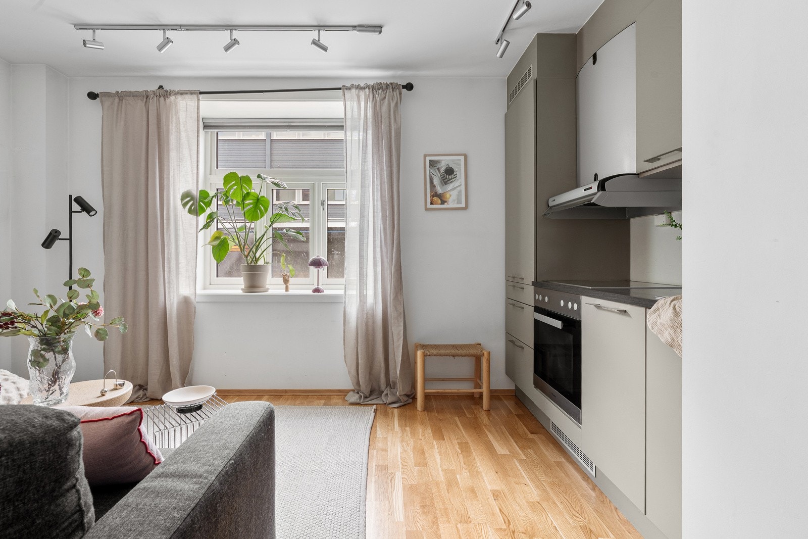 Her bor du urbant til med gangavstand til alt av sentrums fasiliteter og busstopp like utenfor leiligheten! Her har du hyppige avganger til UNN/UiT m.m. Galleribilde