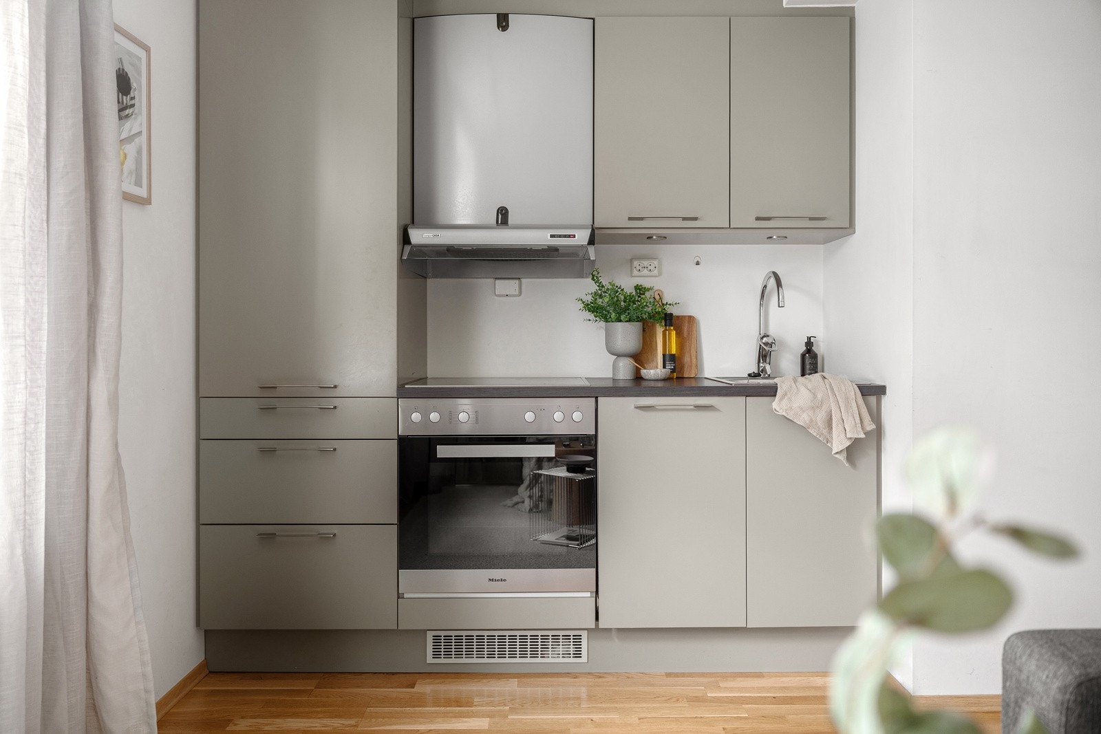 Delikat kjøkken med glatte fronter og tidsriktig farge. Galleribilde