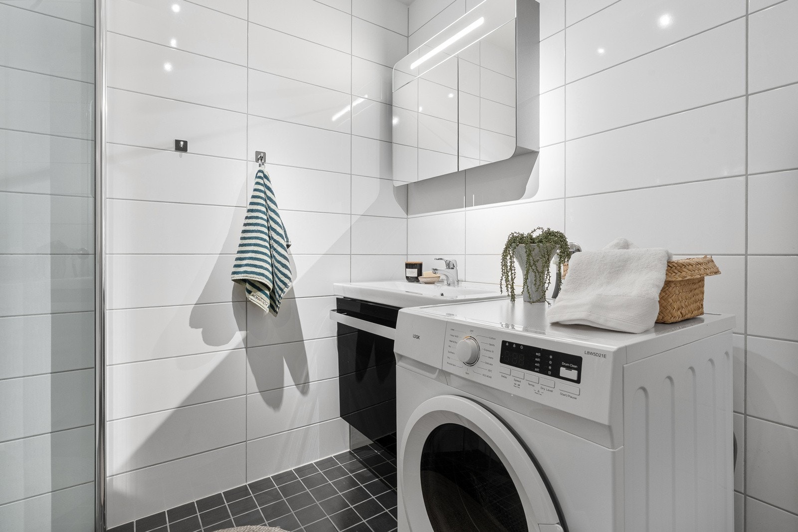 I tillegg til moderne innredning som sikrer godt med oppbevaringsplass har du god plass for vaskemaskin. Galleribilde