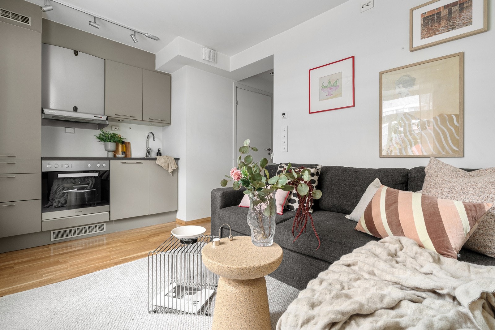 Moderne planløsning med åpen løsning mellom stue/kjøkken. Galleribilde