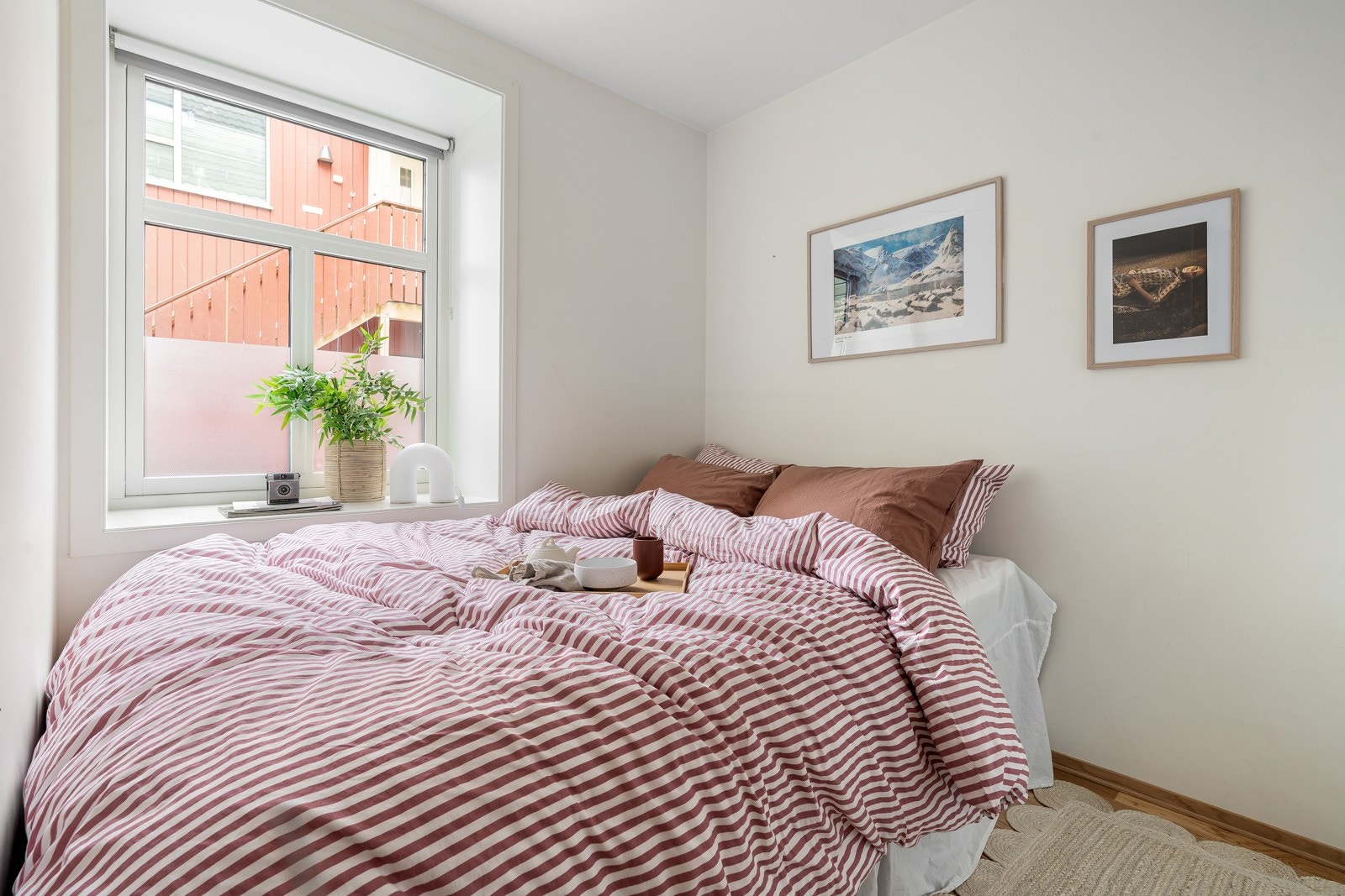 Soverom av fin størrelse med plass til stor seng med tilhørende nattbord. Galleribilde