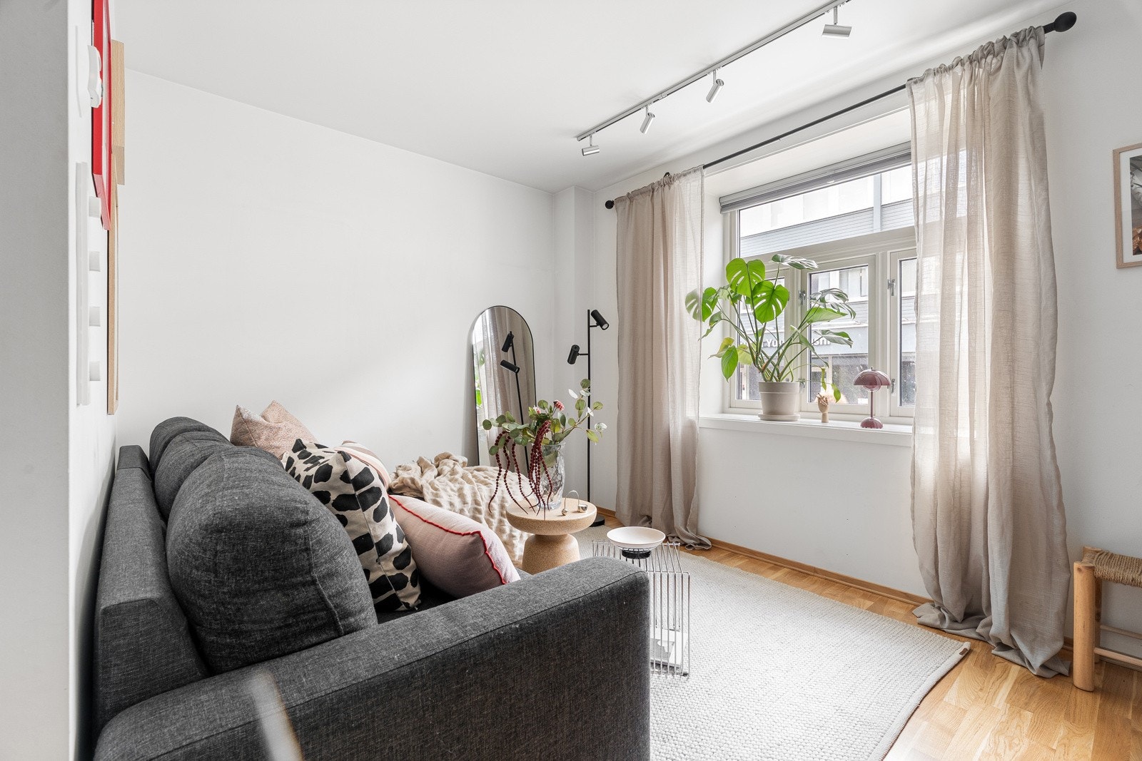 I stuen har du naturlige soner for å møblere med sofa med tilhørende bord og TV. Galleribilde