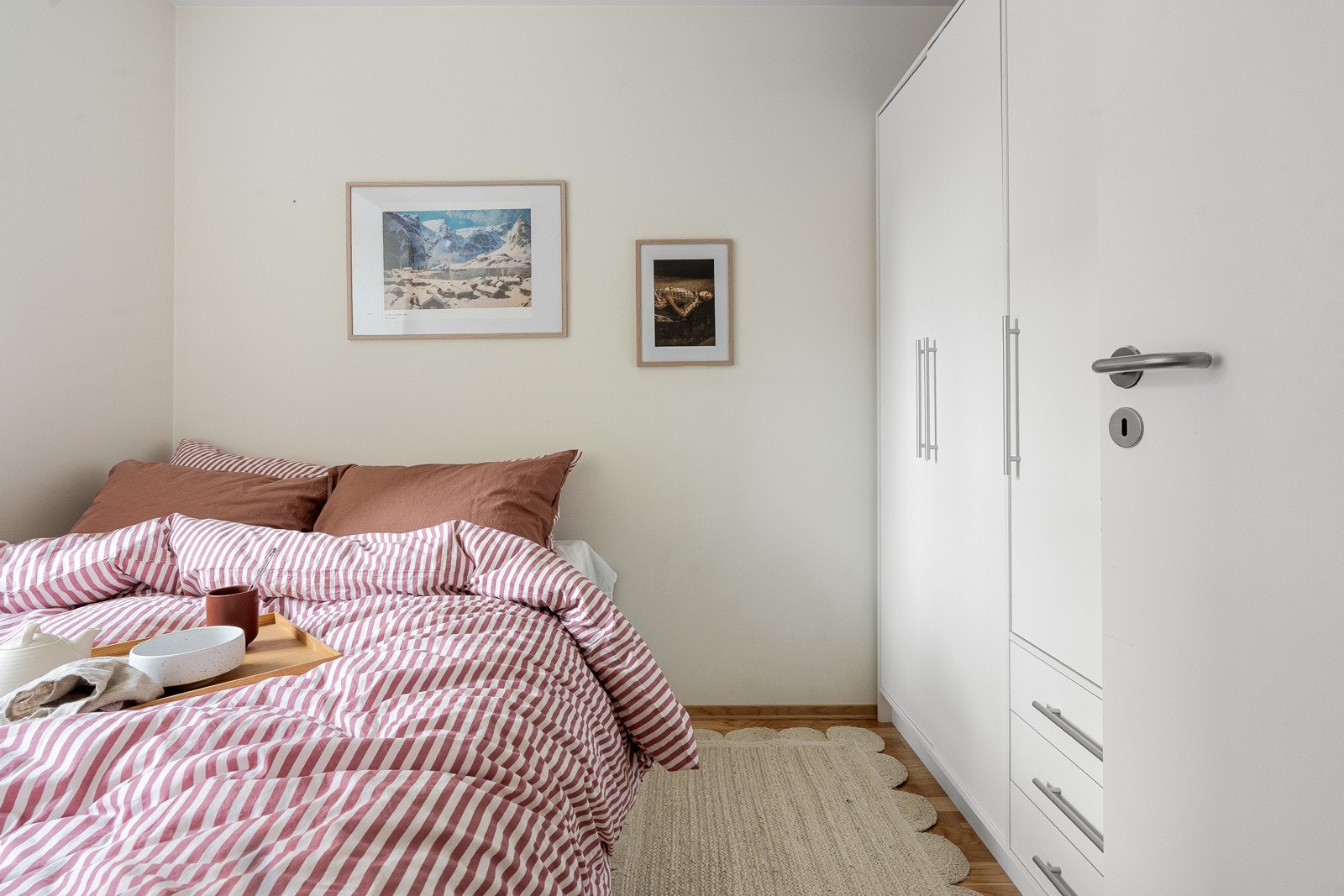 Godt med oppbevaringsplass for klærne i garderobe på soverom. Galleribilde