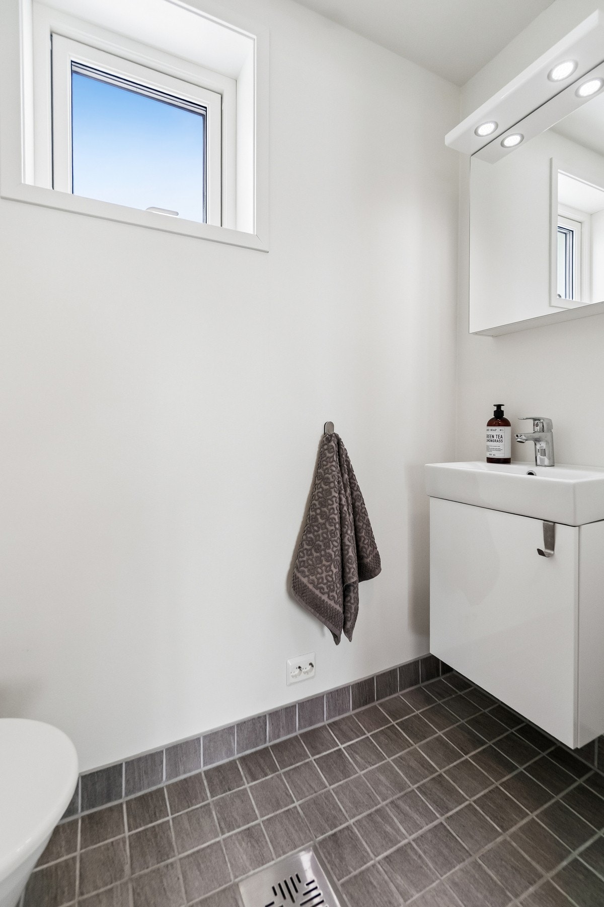 Like ved trappegangen i 2. etasje finner du også et eget toalettrom, slik at du slipper å gå mellom etasjene for toalettbesøk. Galleribilde