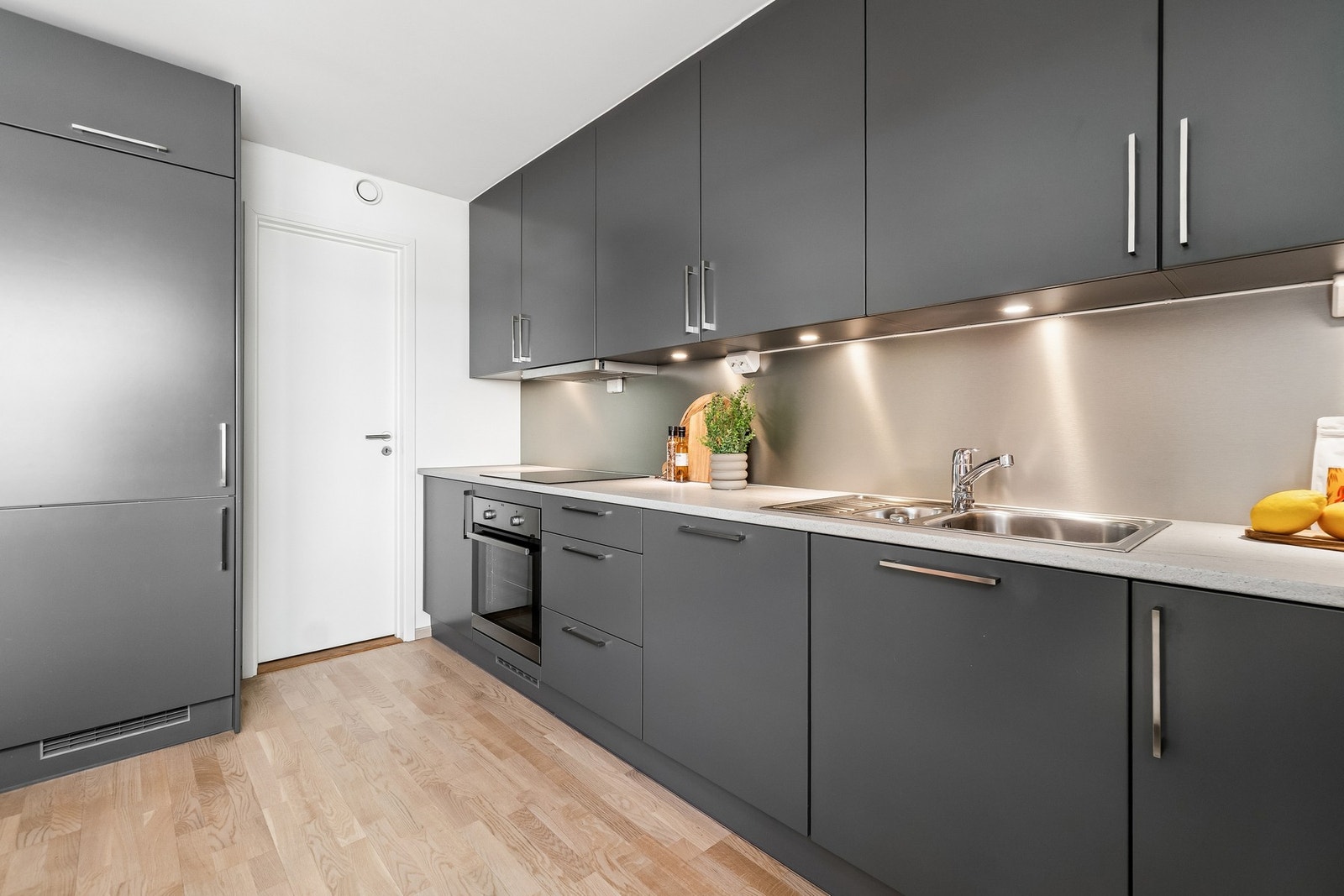 Ved kjøkkenet finner du også en bod for ekstra oppbevaringsplass, som egner seg til både oppbevaring av passende matvarer eller annet utstyr. Galleribilde