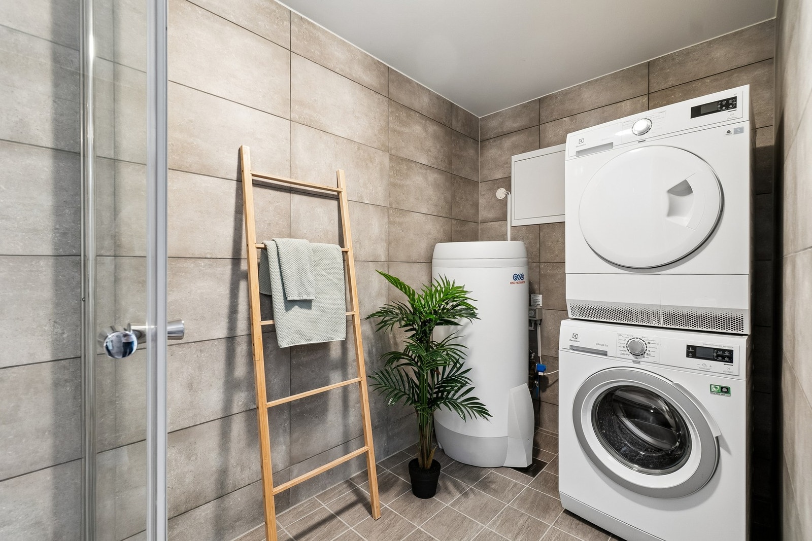 Av inventar finner du toalett, dusjsone med glassvegger, baderomsinnredning med innfelt servant, et stort speil, og opplegg for vaskemaskin/tørketrommel. Galleribilde