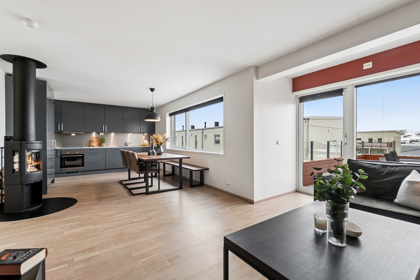 Stue og kjøkken er i en åpen planløsning, som gjør at etasjen føles svært luftig og romslig, noe som komplimenteres av store vindusflater som slipper inn rikelig med naturlig lys. Galleribilde