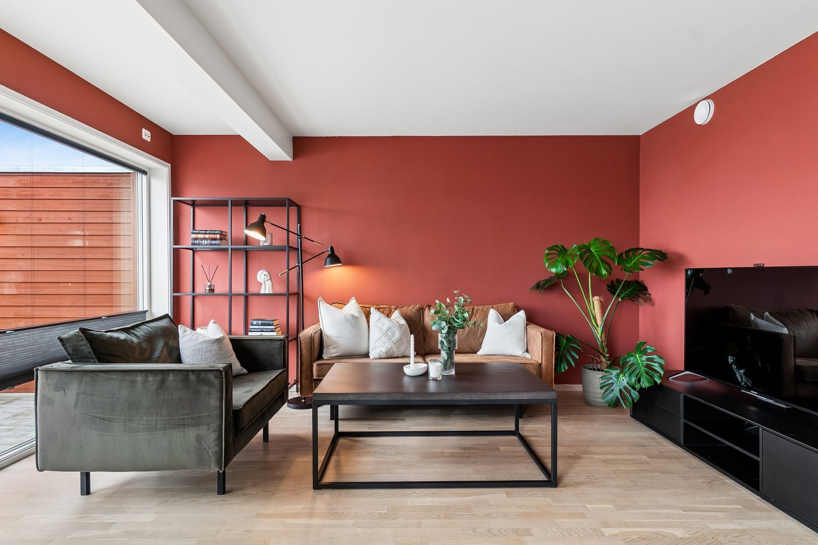 Planløsningen gjør at det i den ene delen av stuen kan være naturlig å innrede flere sittegrupper, eller en større sittegruppe med TV. Galleribilde