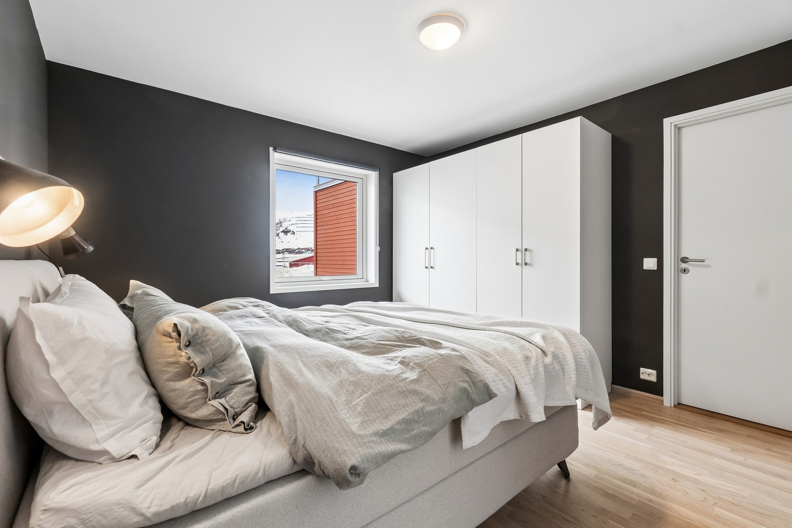 2 av soverommene ligger i 1. etasje, fordelt på hver sin side av etasjen. Galleribilde