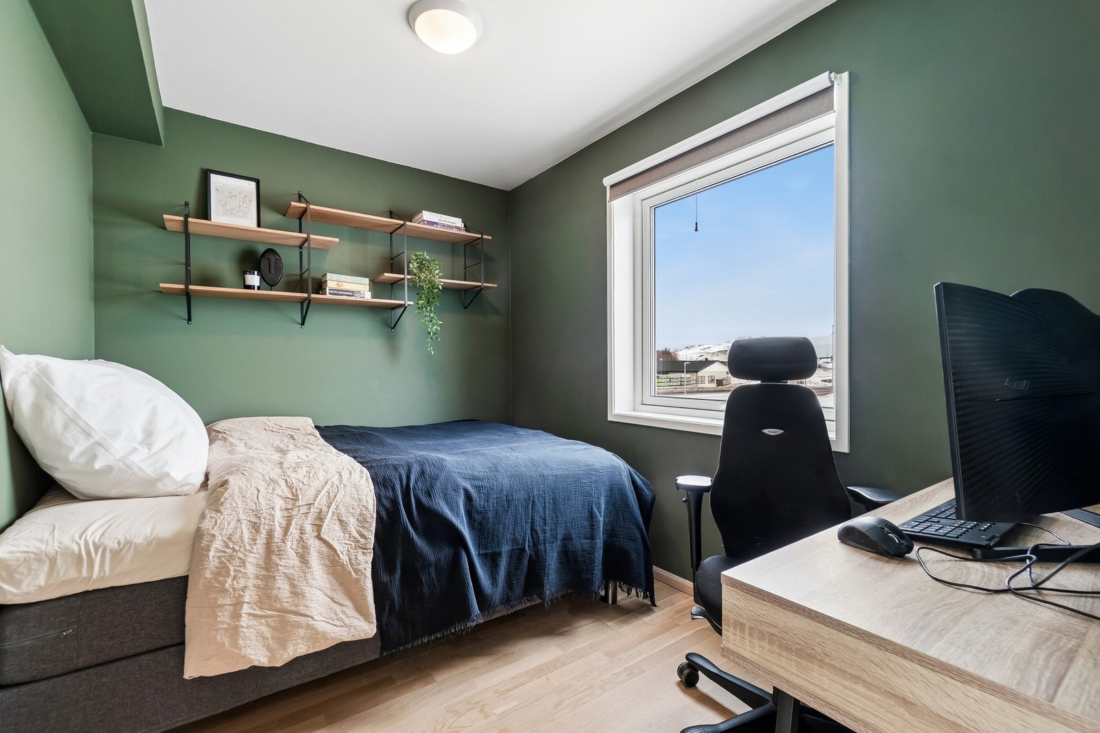 Opp til 2. etasje finner du boligens tredje soverom. Samtlige soverom får fint plass til dobbeltseng og øvrig innredning. Galleribilde