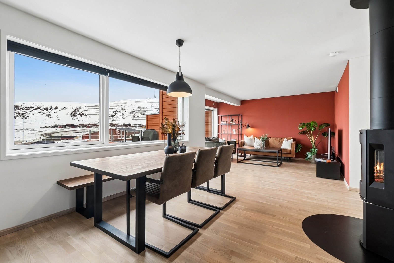 Boligen har en romslig stuedel med god plass til å innrede slik du måtte ønske. Ved kjøkkenet kan du enten innrede en spisestuedel, eller vurdere en kjøkkenøy for å kombinere flere formål. Galleribilde