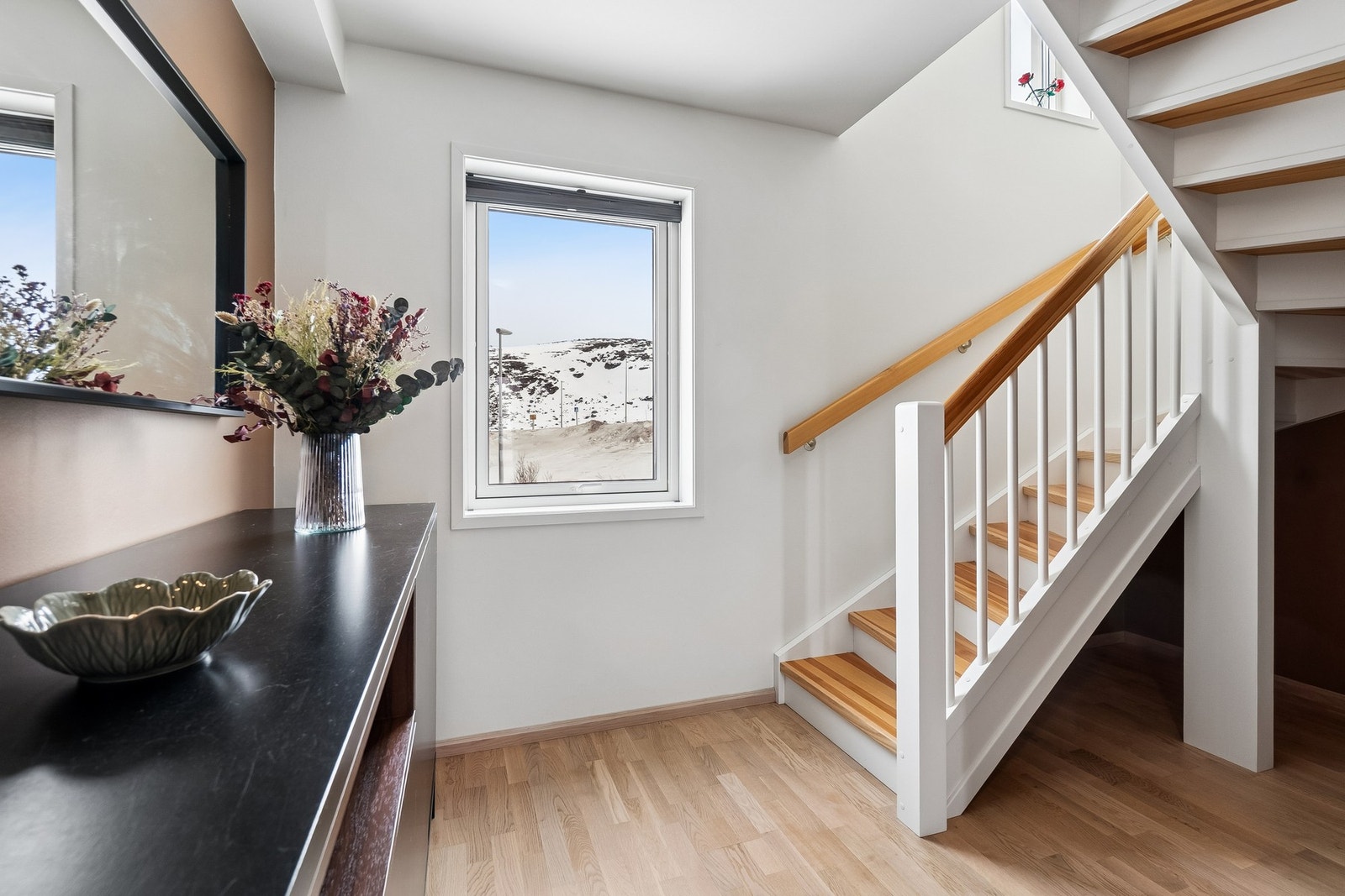 Videre fra boligens inngangsparti/vindfang finner du en gang som binder rommene i 1. etasje sammen, samt at du får plass til yttereligere innredning og garderobeløsninger ved behov. Galleribilde