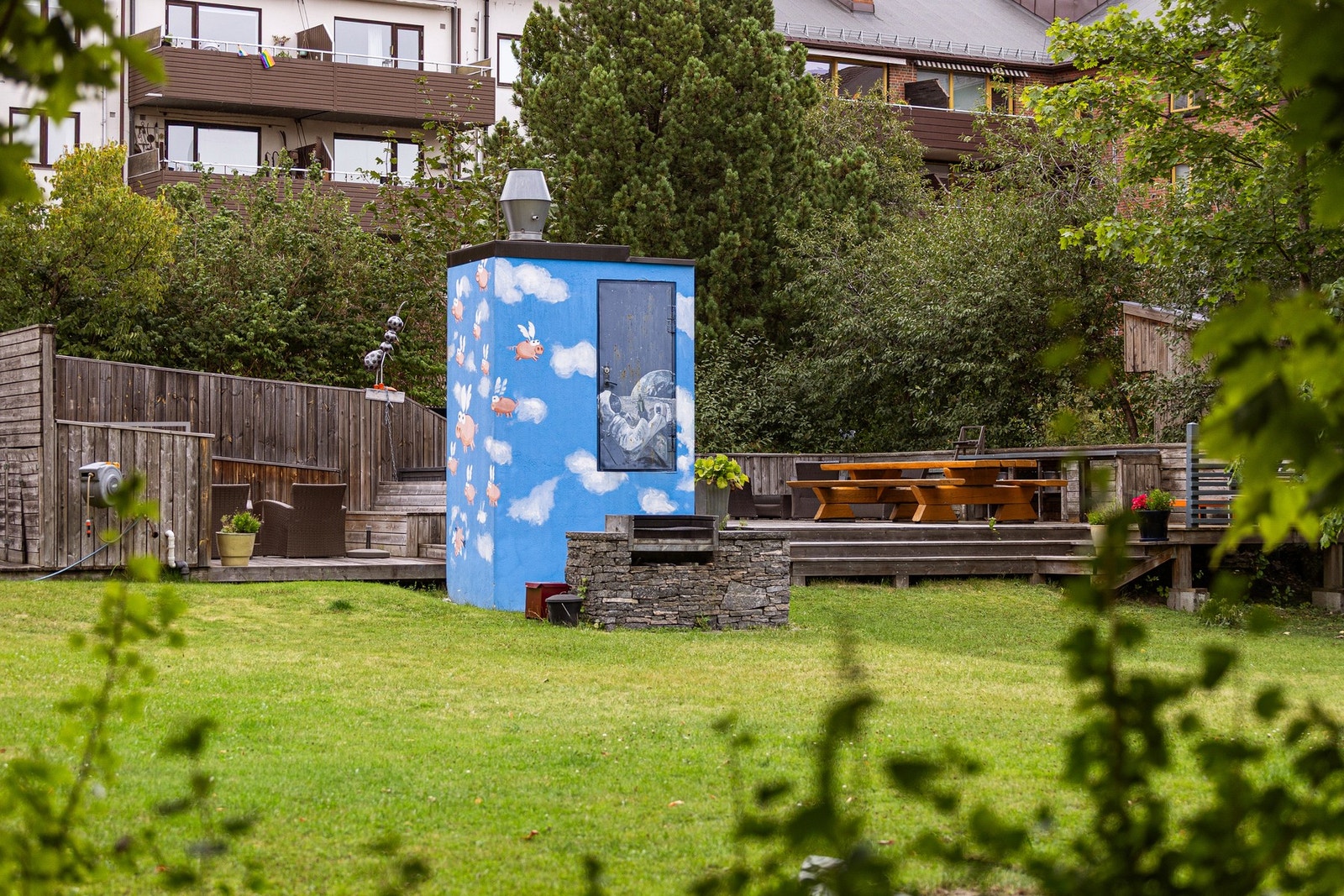 Tilgang til kullgrill i bakgården. Galleribilde