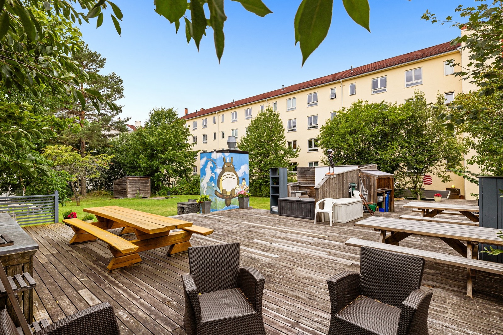 Vask og utekino i bakgård Galleribilde