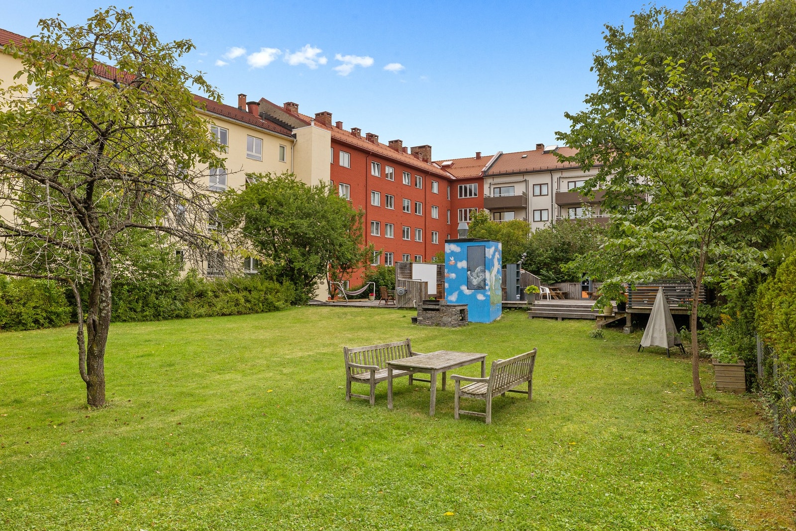 Romslig gressplen med mange bruksmuligheter Galleribilde