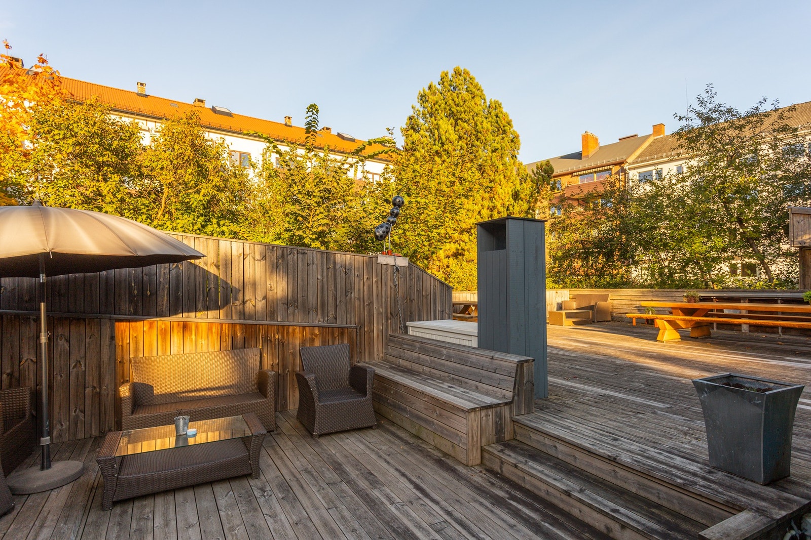Rikelig med sitteplasser og puter i bakgården Galleribilde