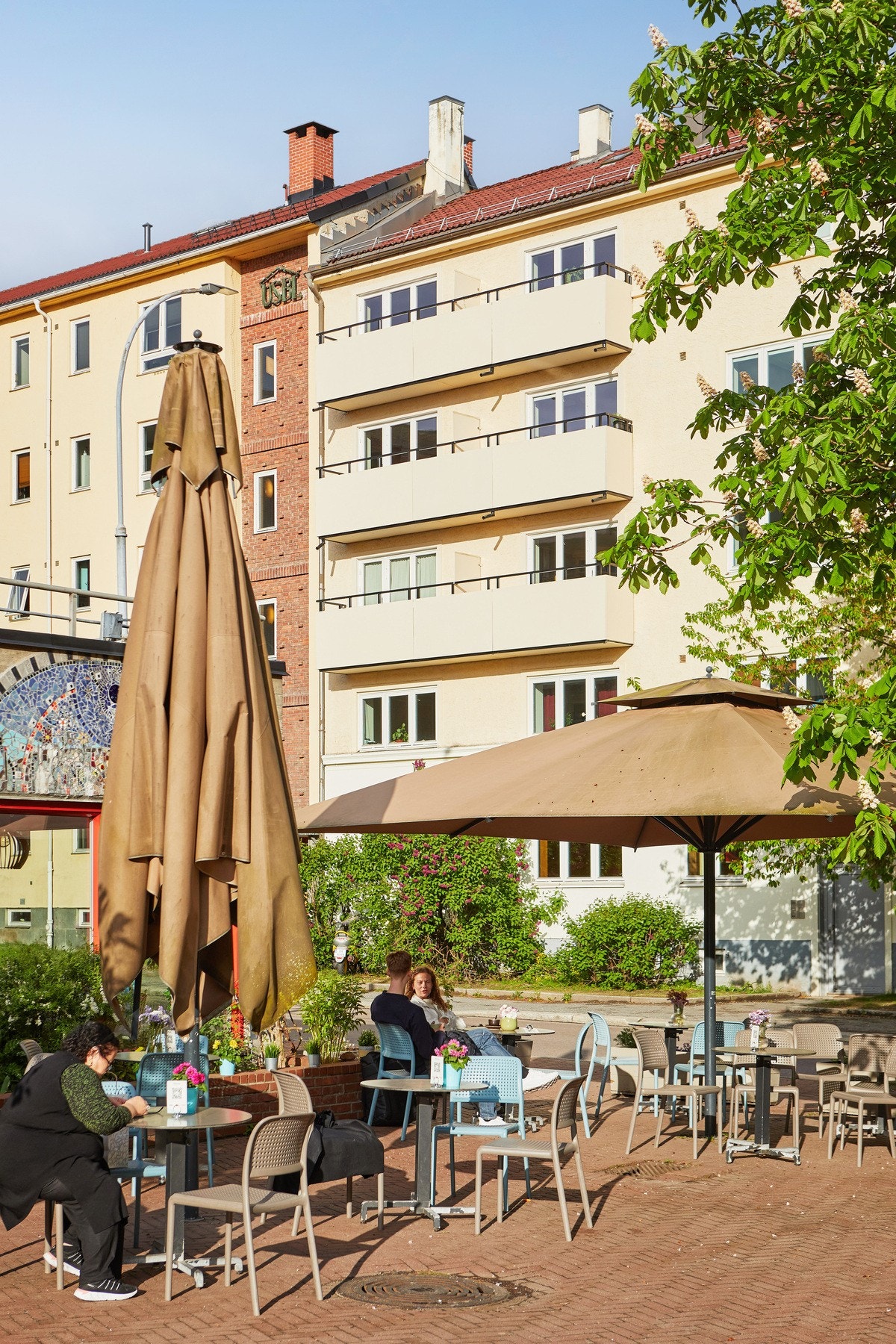 Rett utenfor leiligheten finner du populære Nazar café-bar Galleribilde