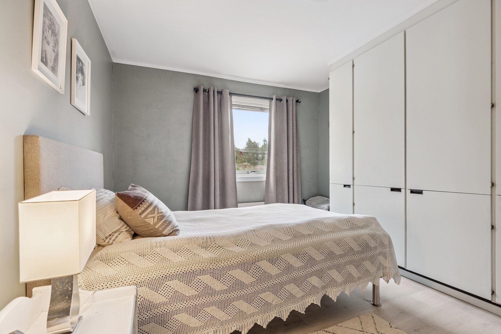 En stor garderobeløsning gir rikelig med oppbevaringsplass på hovedsoverommet. Galleribilde