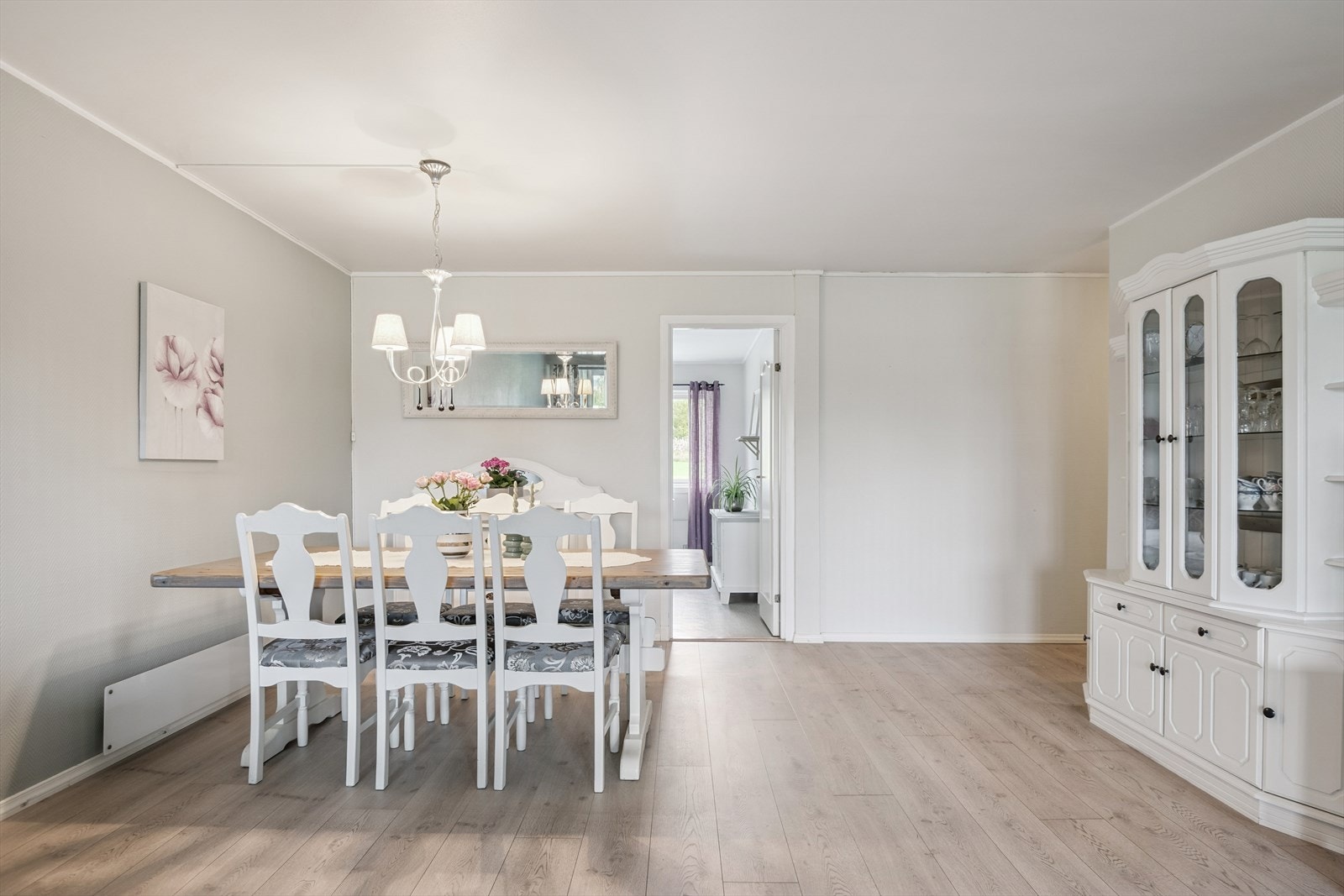 Spisestuedelen har god plass til hyggelige sammenkomster. Galleribilde