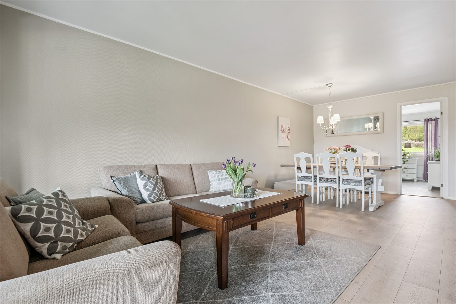 Her er det gjennomgående laminatgulv og overflater som ble malt i 2015. Galleribilde