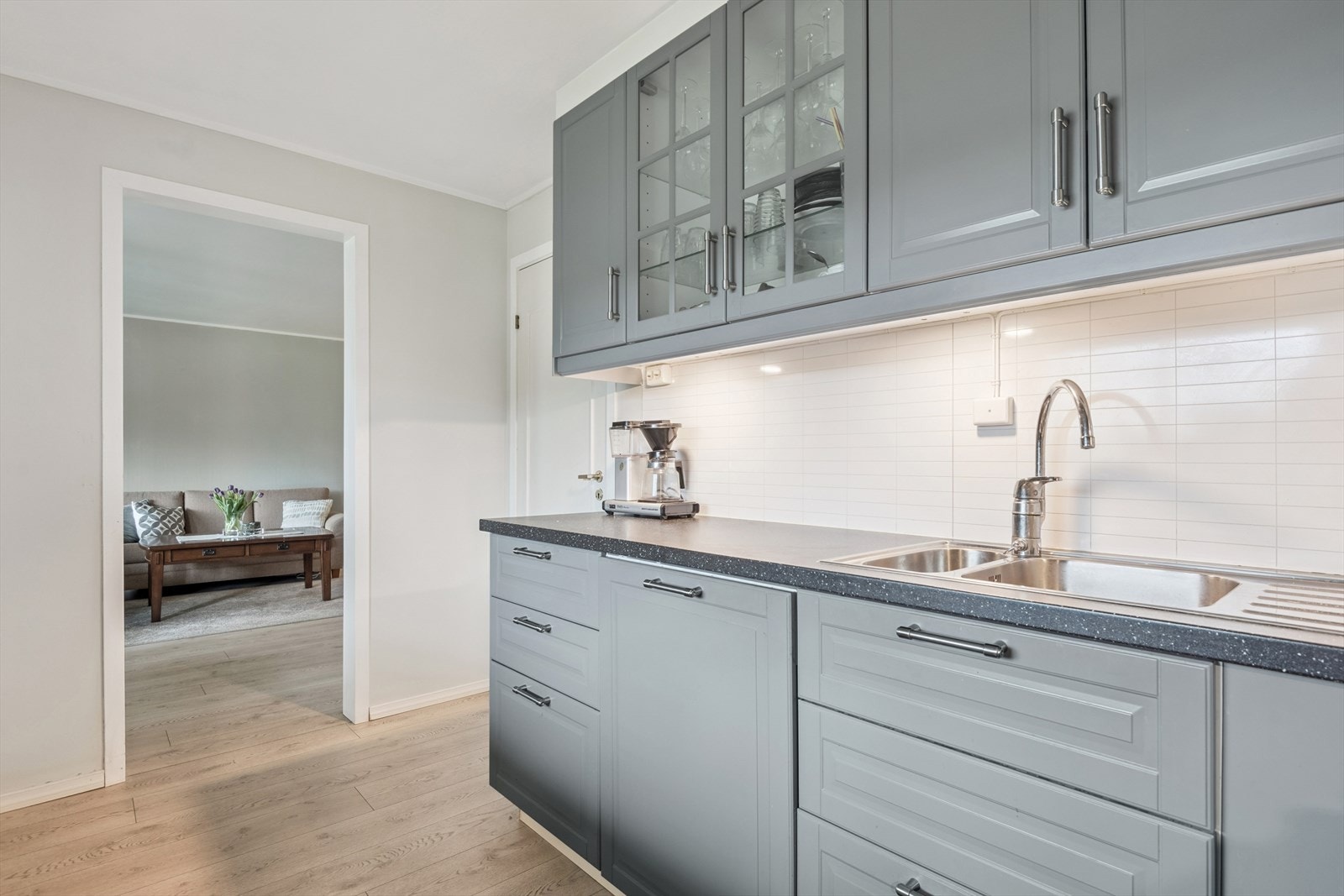 Fra kjøkkenet er det en adkomst til stuen og gangen. Galleribilde