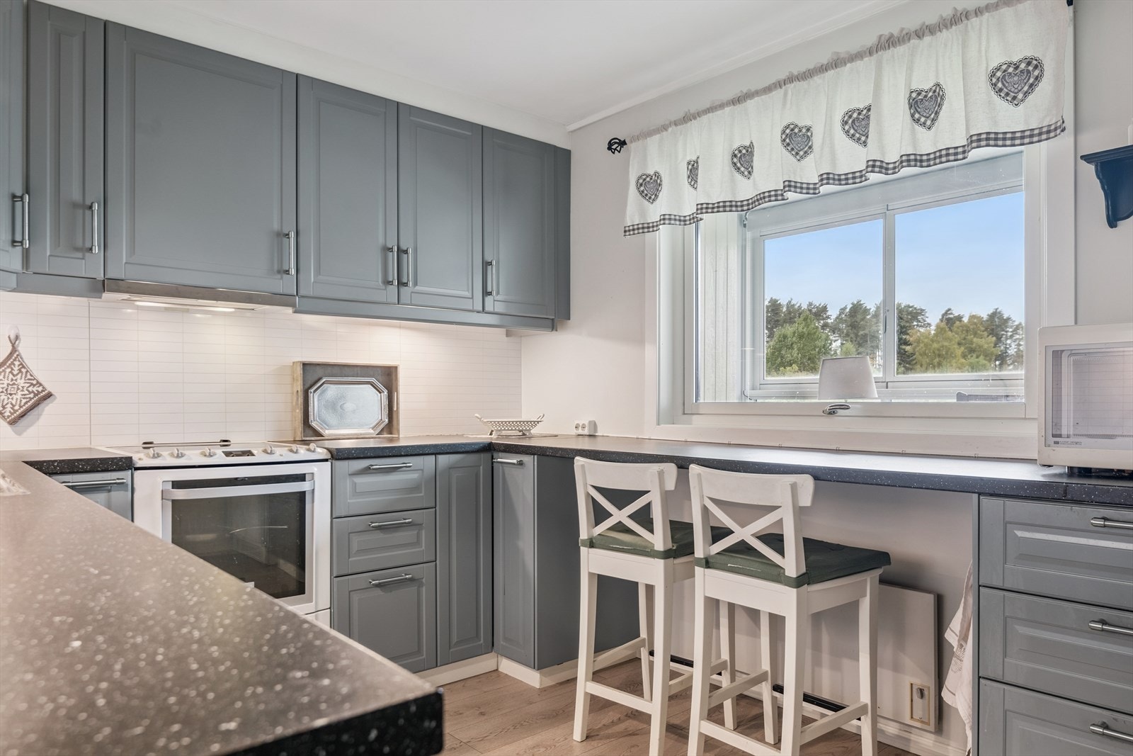 En praktisk barløsning gir en hyggelig plass for en rask frokost. Galleribilde