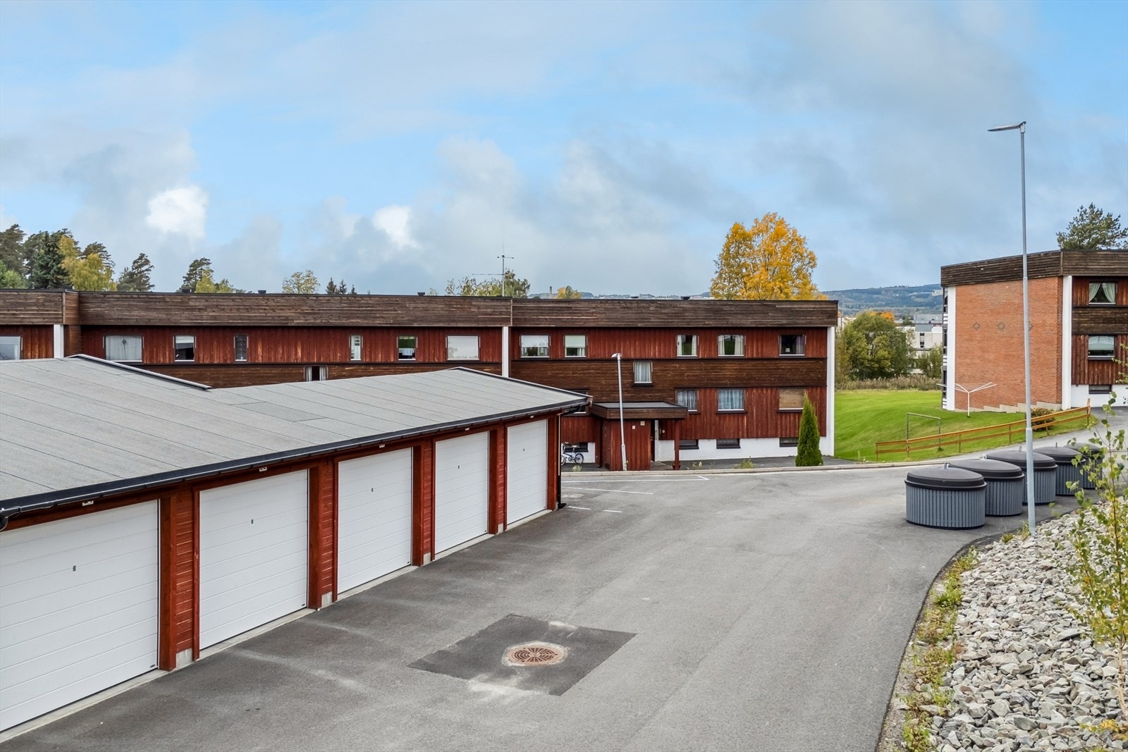 Borettslaget har felles garasjeanlegg hvor det er venteliste for garasjeplass. Galleribilde