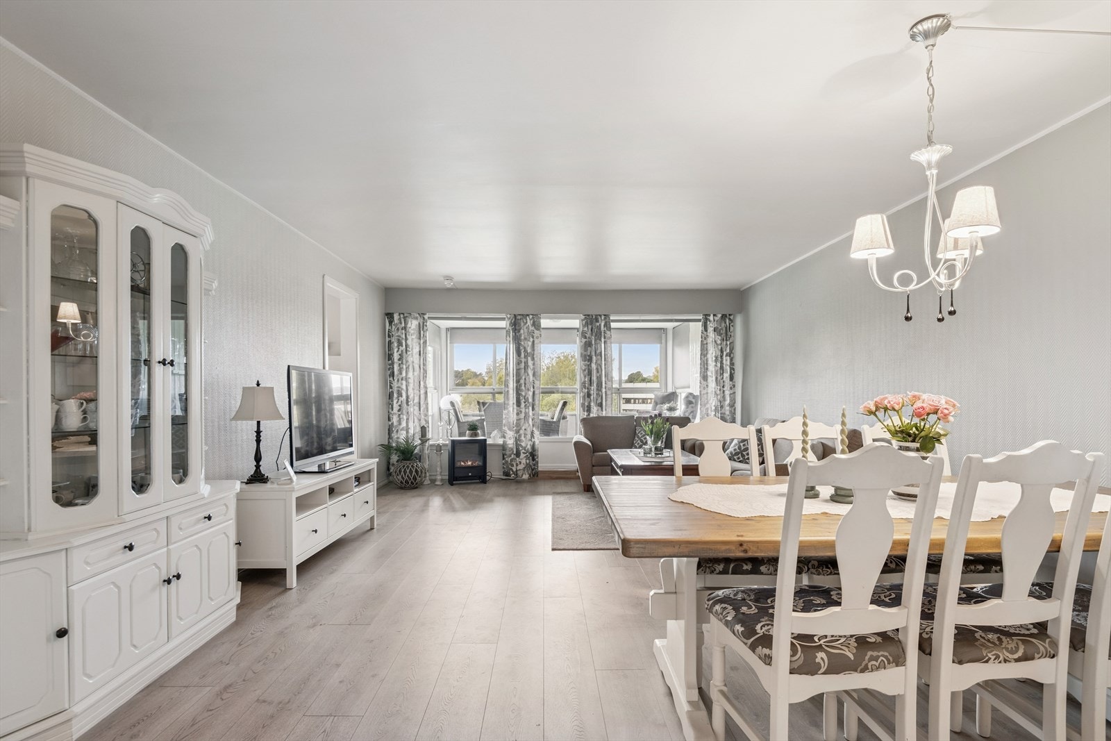 Stuen er et sentralt rom med god plass til både sofagruppe og spisebord. Galleribilde