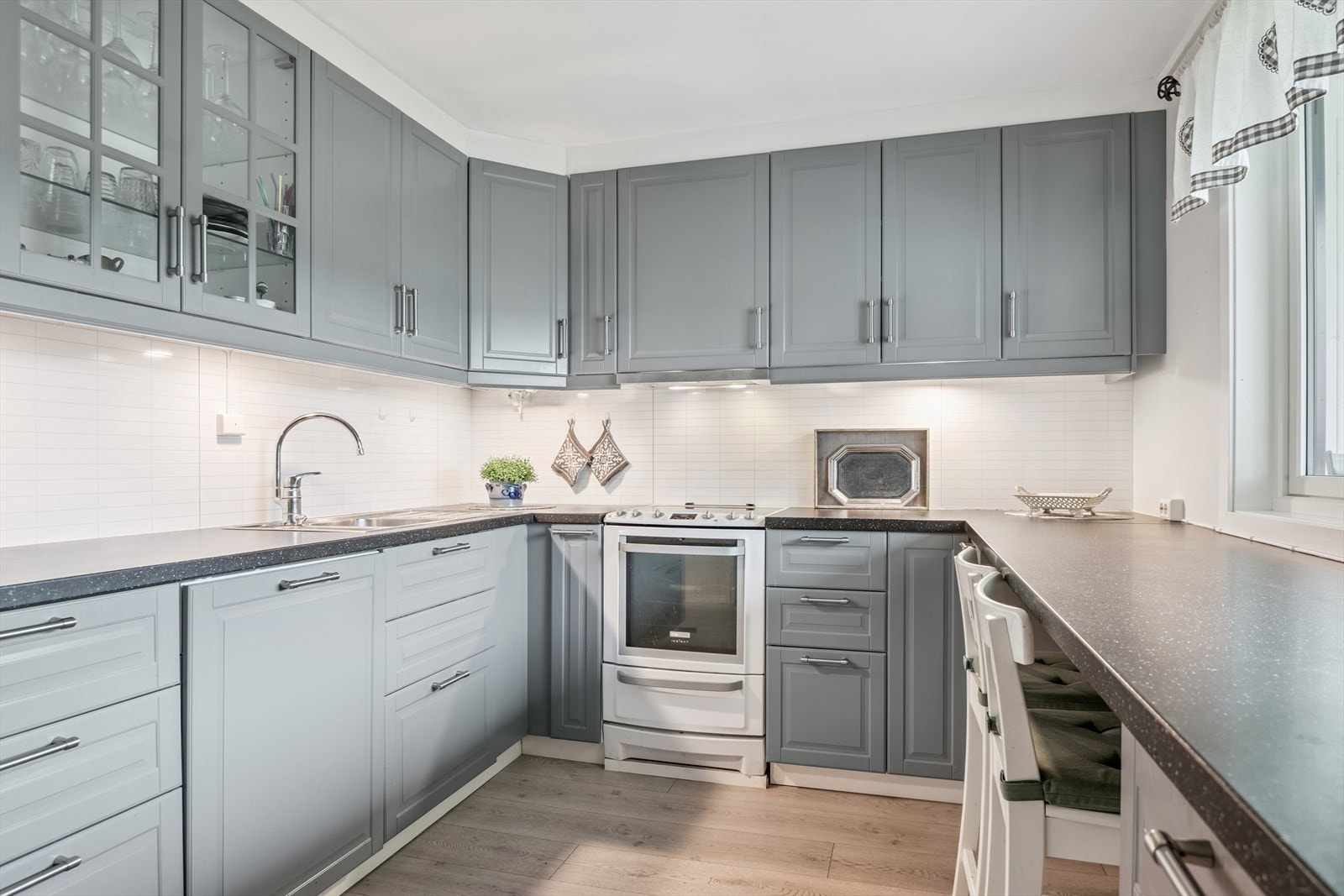 Kjøkkenet fra 2015 har rikelig med skap- og benkeplass, samt profilerte fronter. Galleribilde