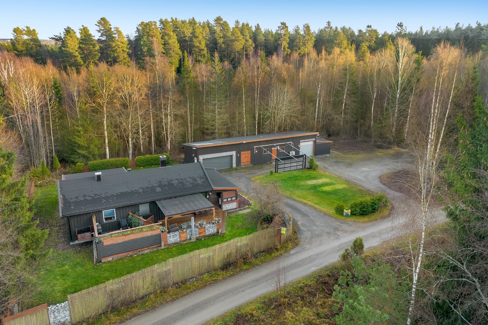 I tillegg til bolig byr eiendommen på garasje fra 1988 med garasje, verksted og 3 boder. Galleribilde