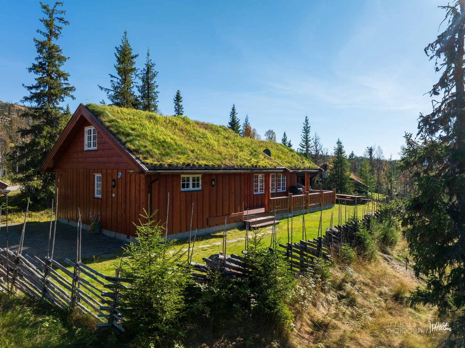 Flott fritidsbolig med frodig hage, dobbel garasje, anneks og gapahuk. Foto: Uthus Galleribilde