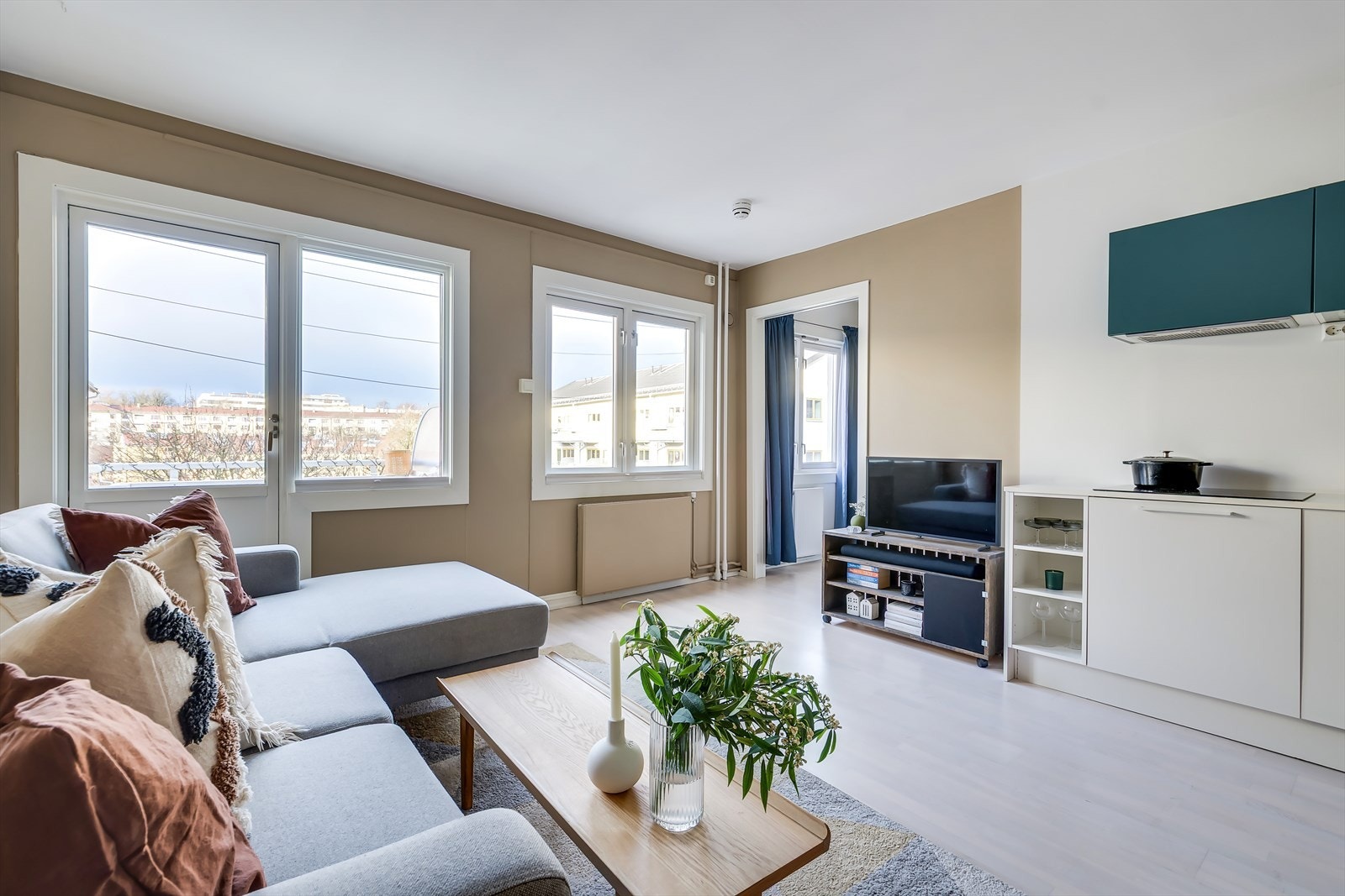 Stuen har en romslig planløsning som gir god plass til både sofagruppe og spisebord. Galleribilde
