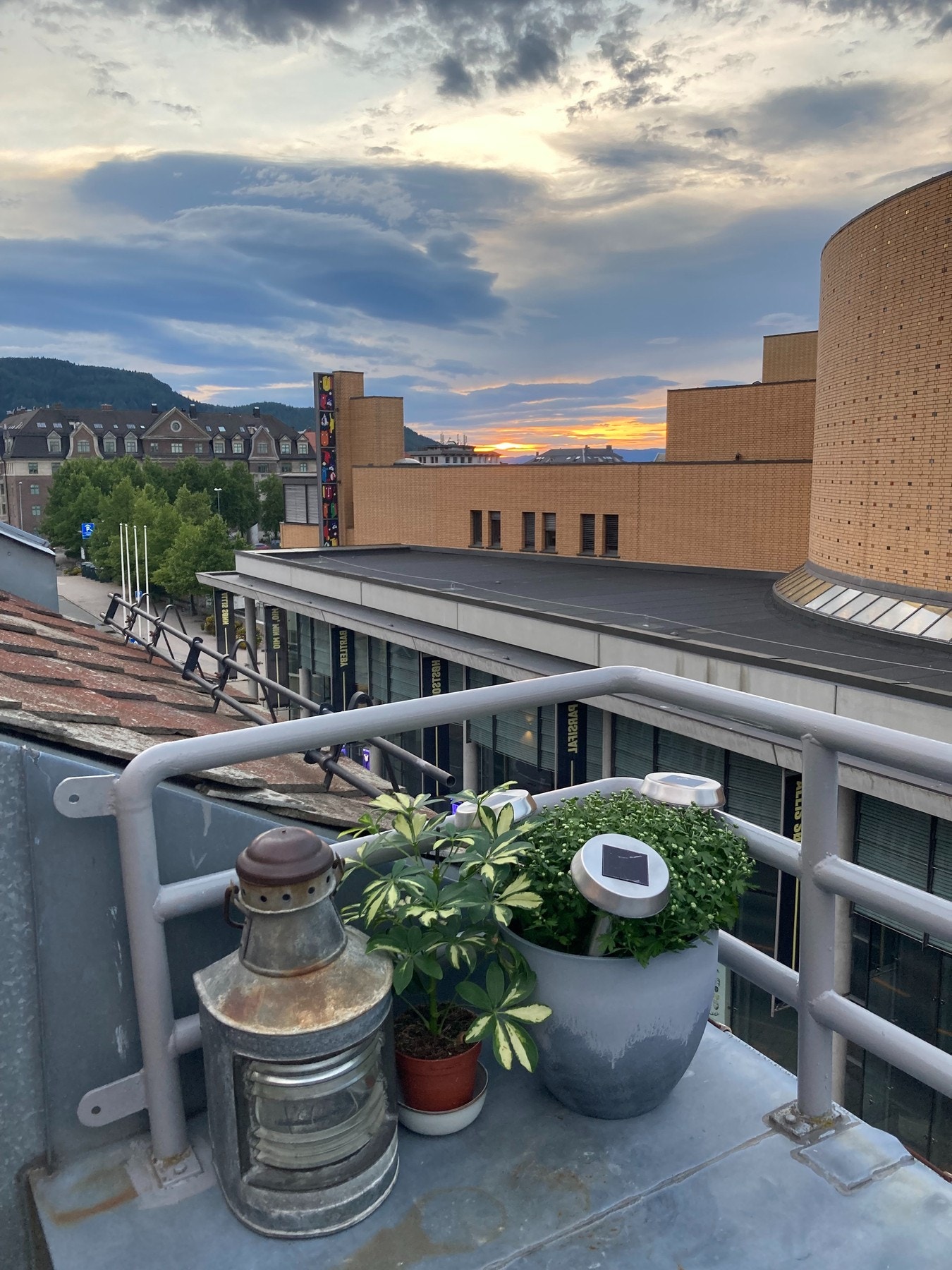 Stemningsbilde fra takterrassen med solnedgang. Galleribilde