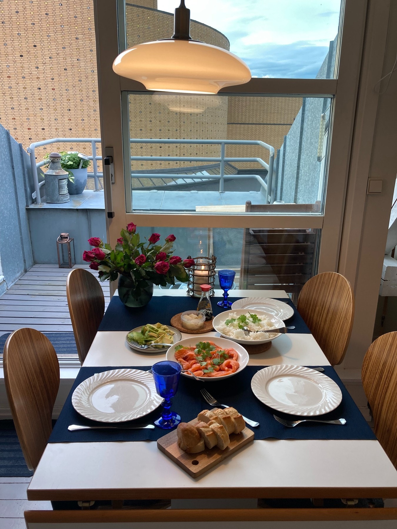 Velkommen til middag, god plass til stort spisebord og mange venner. Åpent og lyst. Galleribilde