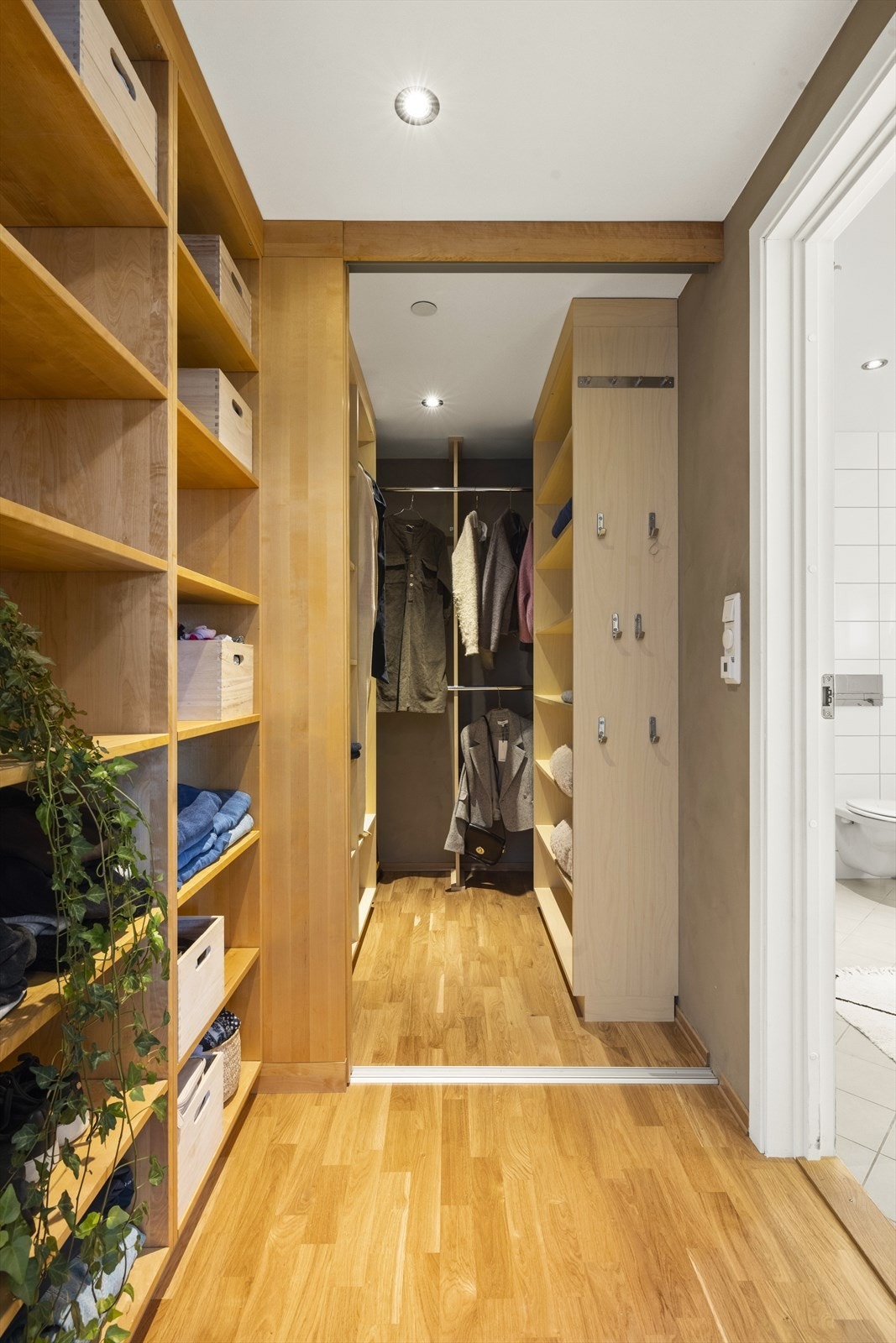 Praktisk walk in closet i tilknytning til hovedsoverom Galleribilde