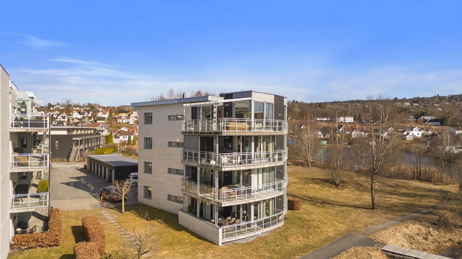 Det er lekeområder, felles benker og oppholdsområder som kan benyttes av andelseierne på borettslagets tomt Galleribilde