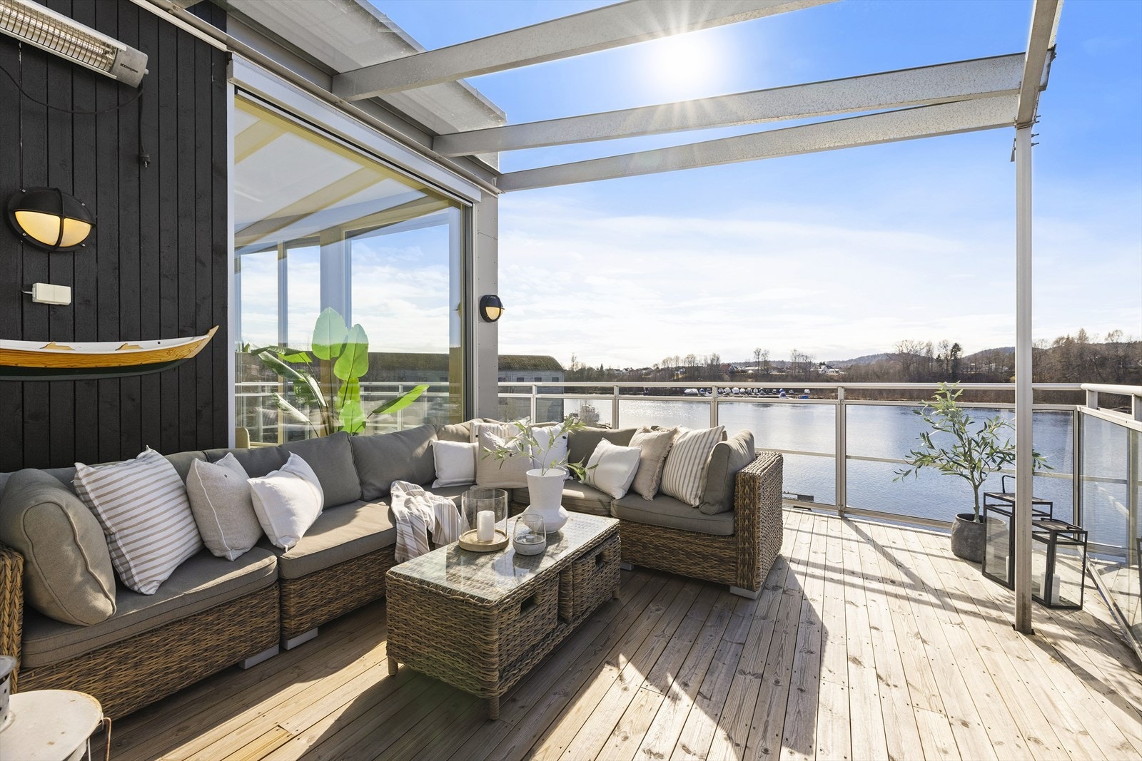 Veranda med utgang fra stuen er på 27 kvm og er delvis overbygget og skjermet Galleribilde