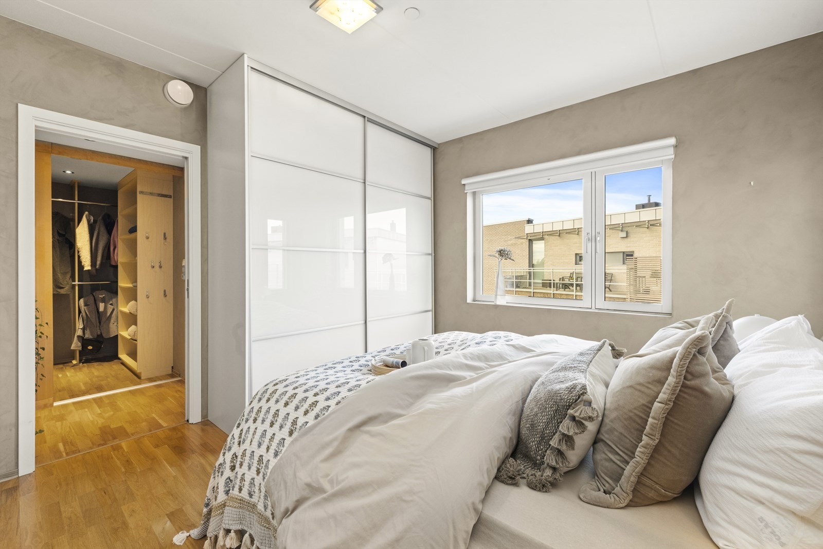 Stor skyvedørsgarderobe gir gode oppbevaringsmuligheter Galleribilde