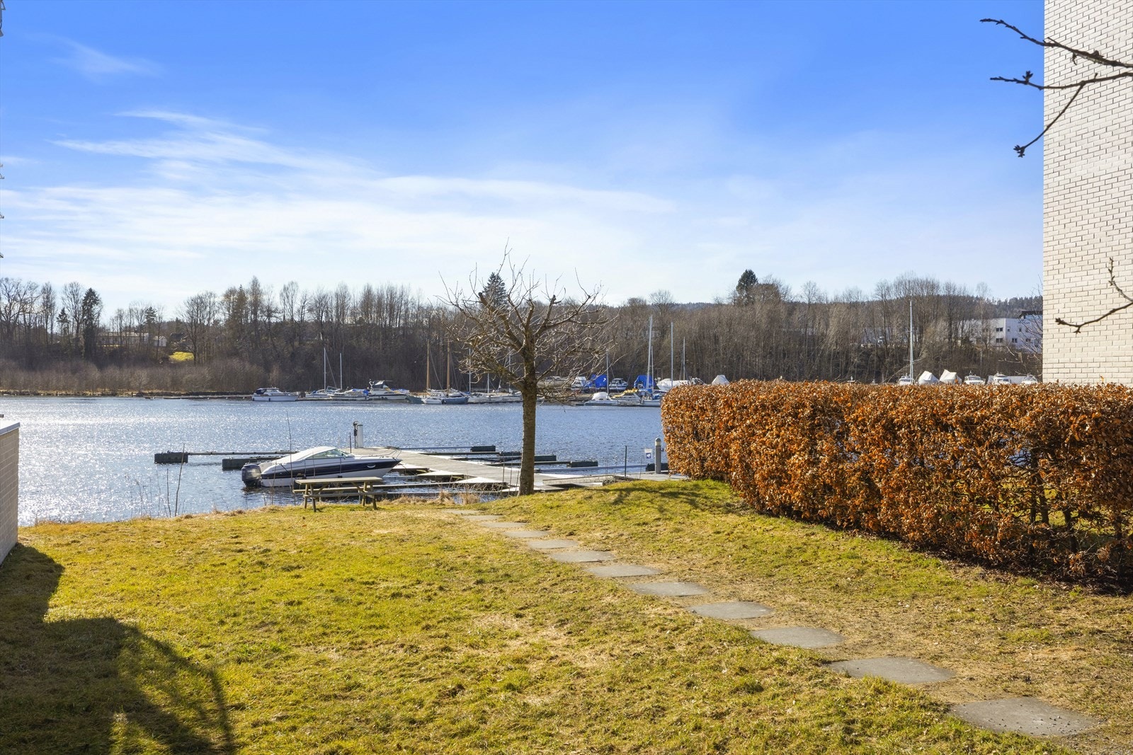Fellesarealene er opparbeidet med asfaltert adkomst, gjesteparkering og gangstier samt friareal beplantet med pene prydbusker og blomster. Galleribilde