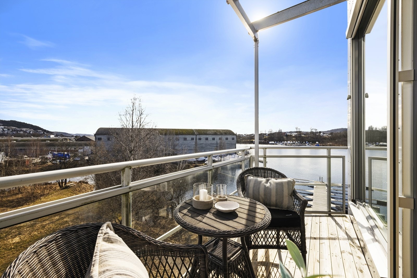 Veranda utenfor spisestuen er på ca 5 kvm, vender mot sydøst og har nydelig morgensol Galleribilde