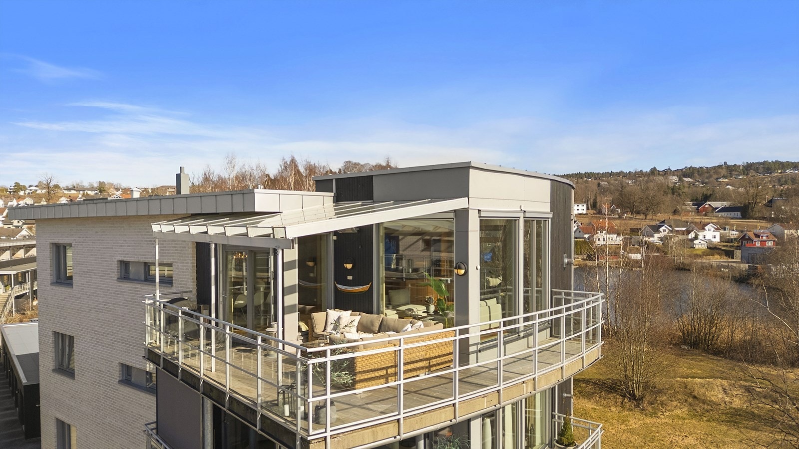 Denne toppleiligheten har ingen gjenboere fra syd til vest - Borgestadholmen 35 er det sydligste og siste (nyeste) byggetrinnet på "holmen" Galleribilde