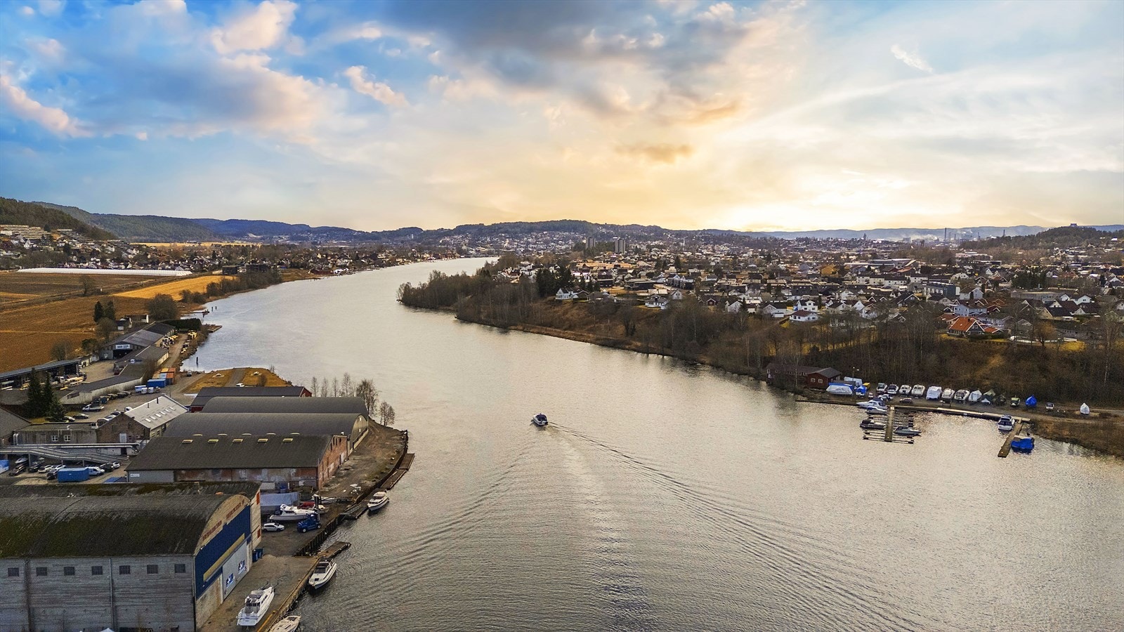 Elven slynger seg nedover mot Porsgrunn, en kort og hyggelig båttur til restaurantene fra Osebro-strøket til Bratsberg Brygge/Øya Galleribilde