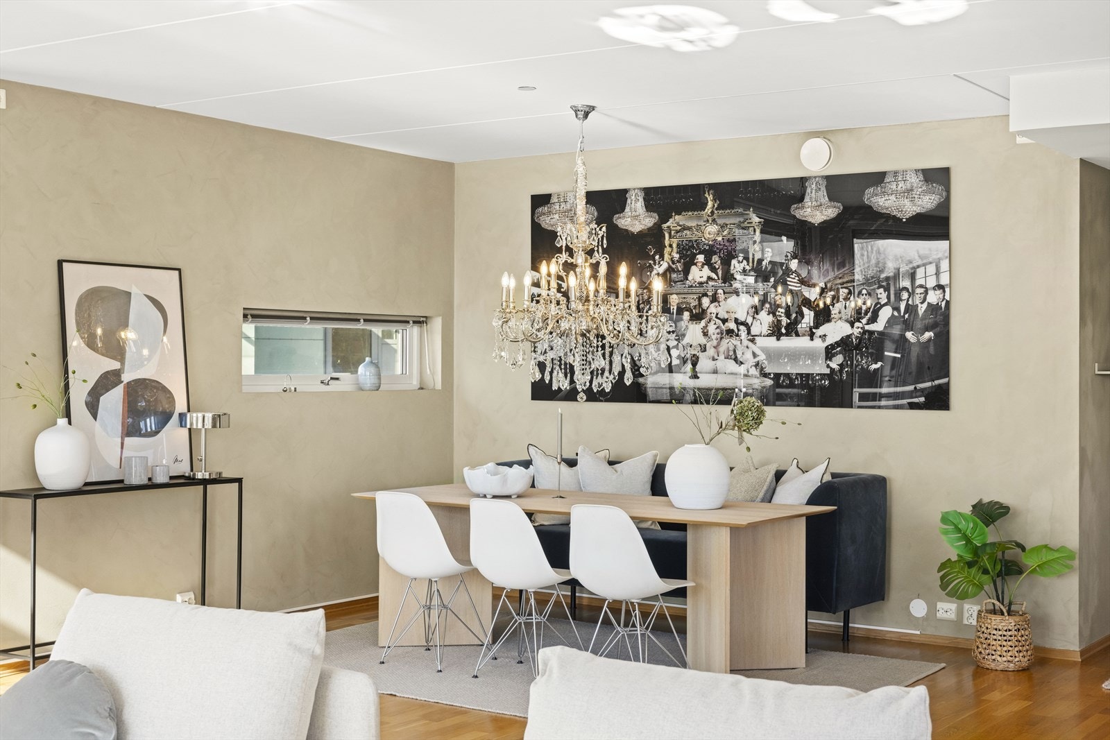 Spisestuen har god plass til stort langbord Galleribilde
