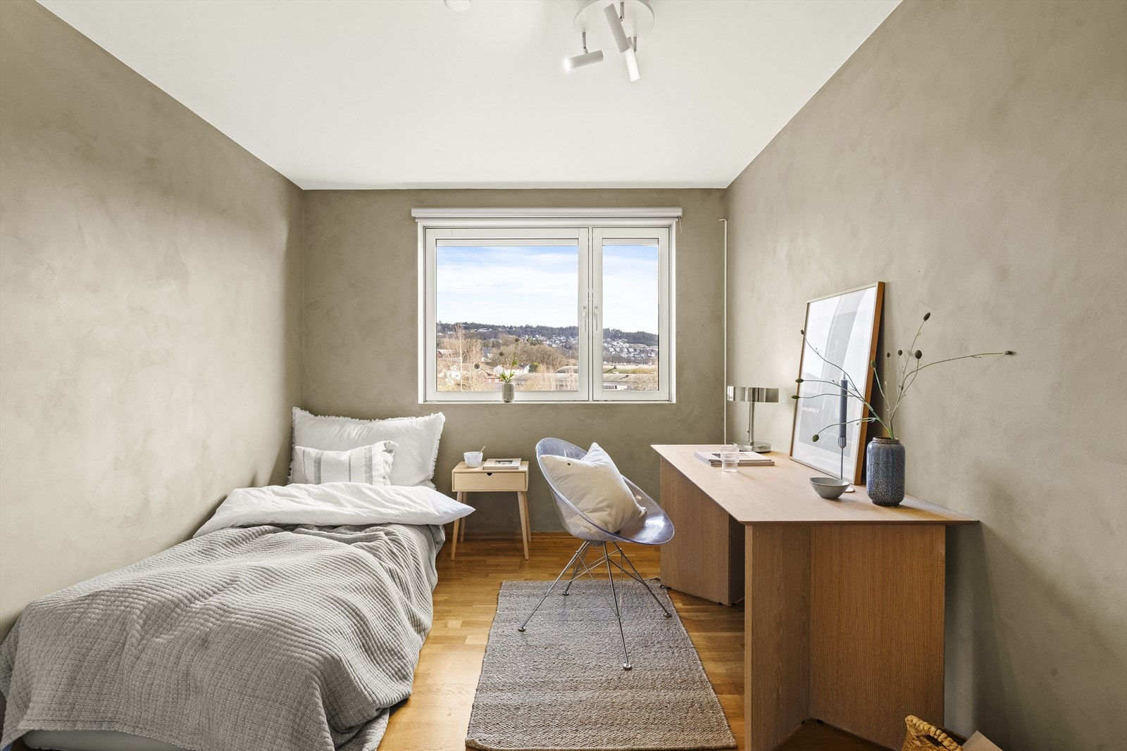 Soverom II har god plass til seng, skrivepult og garderobe Galleribilde