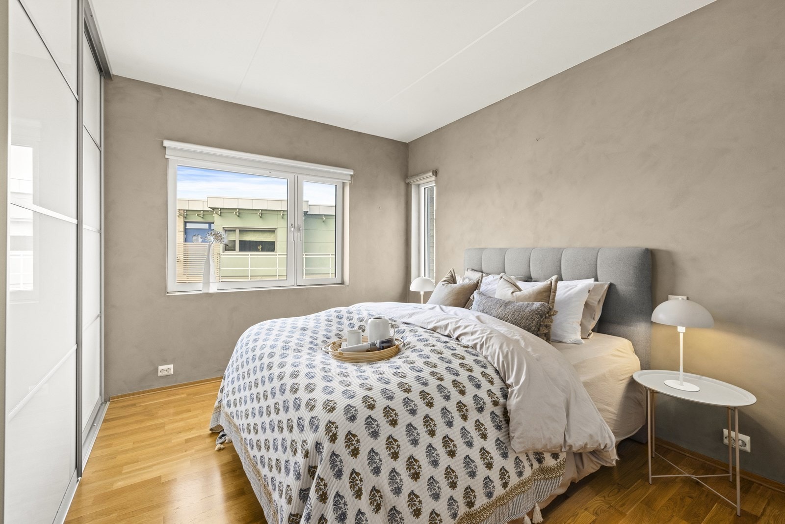 Master bedroom fremstår som en eksklusiv soveromssuite med skyvedørsgarderobe og tilhørende walk in closet, samt videre inngang til privat baderom Galleribilde
