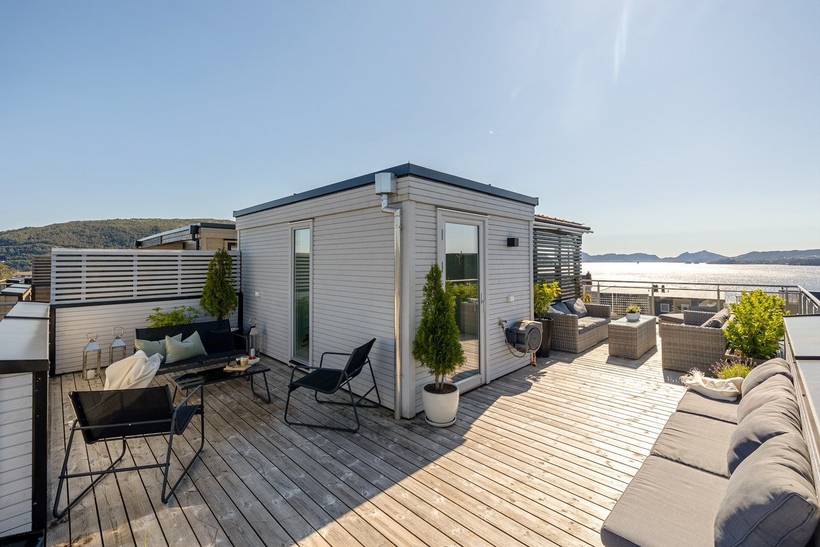 Takterrassen er solrik og har flott utsikt. Plass til å møblere flere sittegrupper. Praktisk med vannuttak på takterrassen. Galleribilde