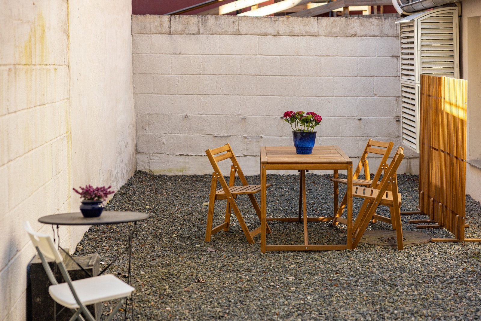 Bakgården ligger rolig og skjermet til. Galleribilde