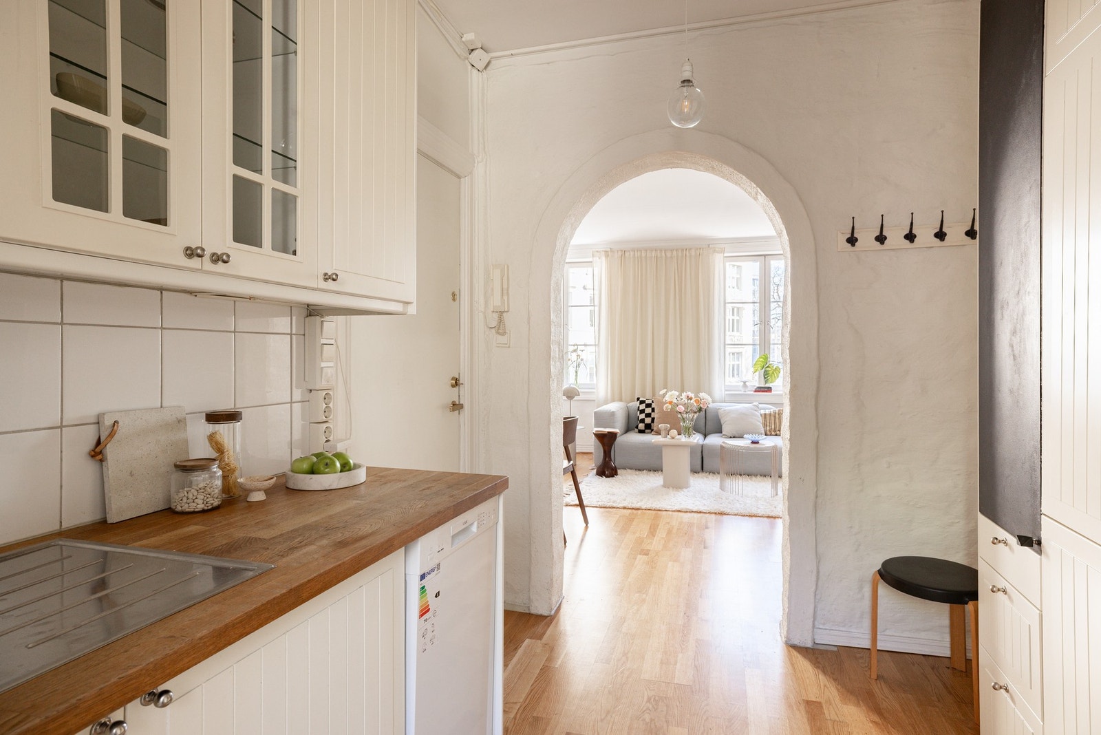 Kjøkkenet har flere skap som gir bra med lagringsplass. Galleribilde