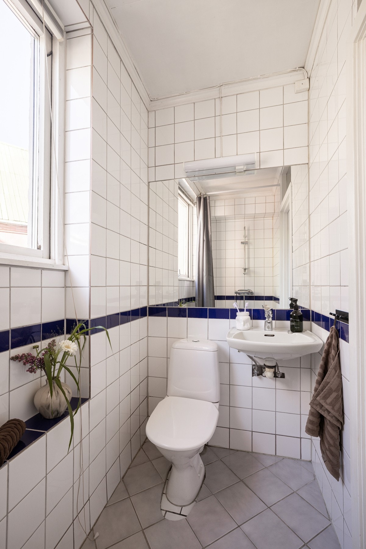 Badet er flislagt med varmekabler på gulvet. Galleribilde